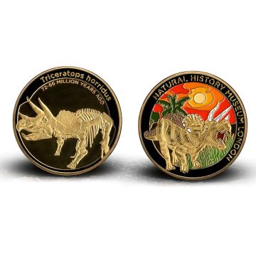 Both sides of the medal are shown. On the left is the skeleton of Triceratops horridus and on the right is a coloured depiction of it next to trees.